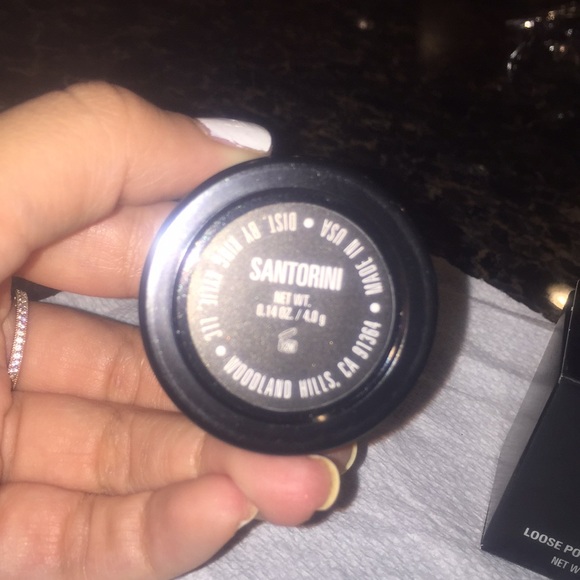 Kylie Jenner loose powder highlighter in santorini - Picture 2 of 3